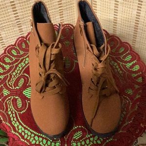 SIZE 240/38, BROWN LACE UP ANKLE BOOTS